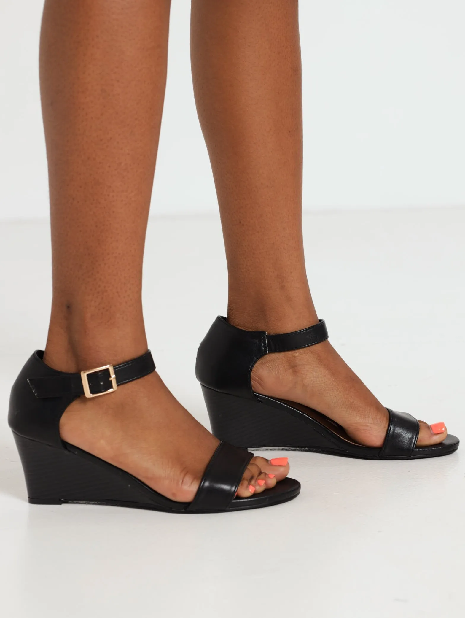 Closed Quarter Mule Wedge Heel - Black