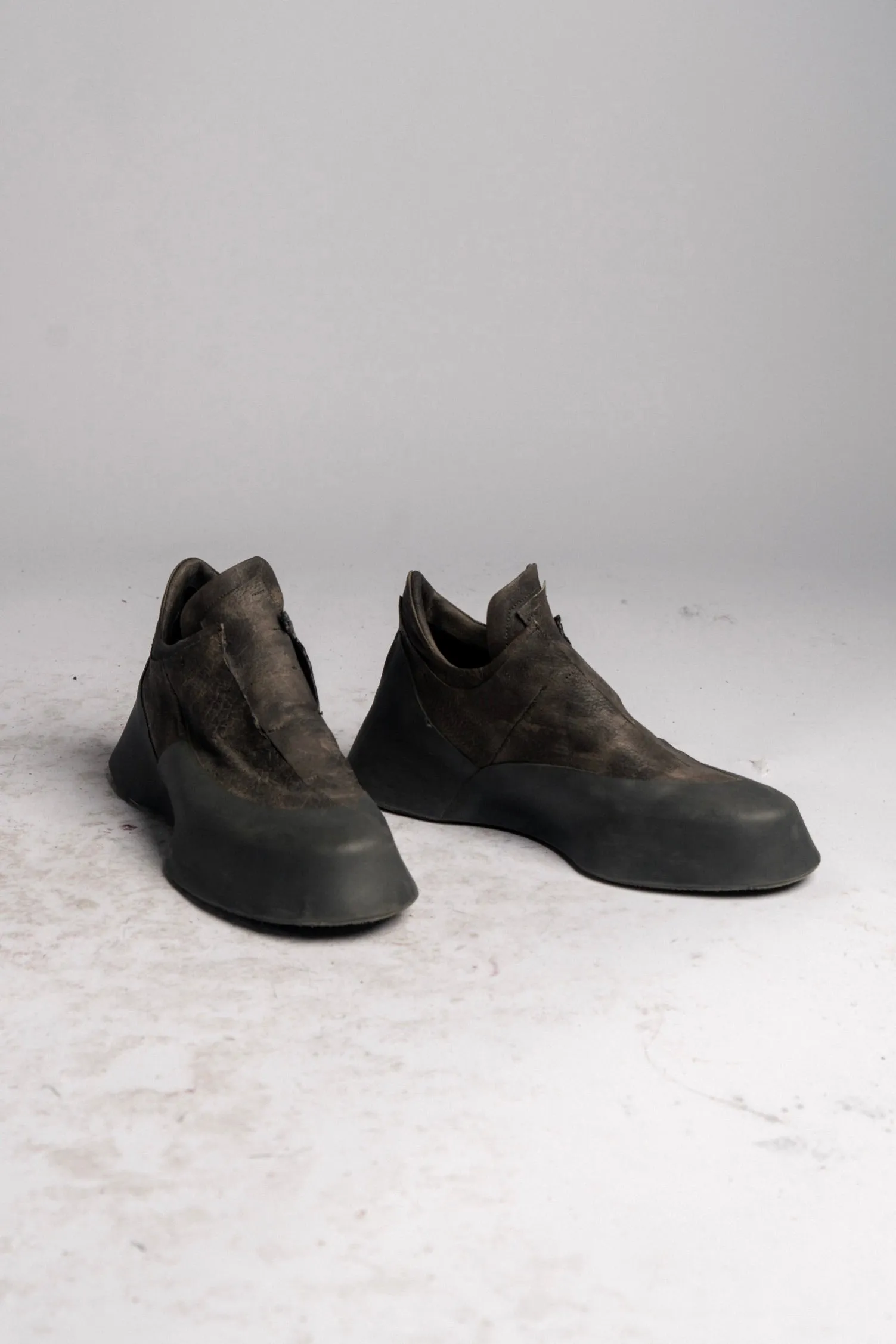 DISTORTION FEATHERWEIGHT LOW TOP SNEAKER