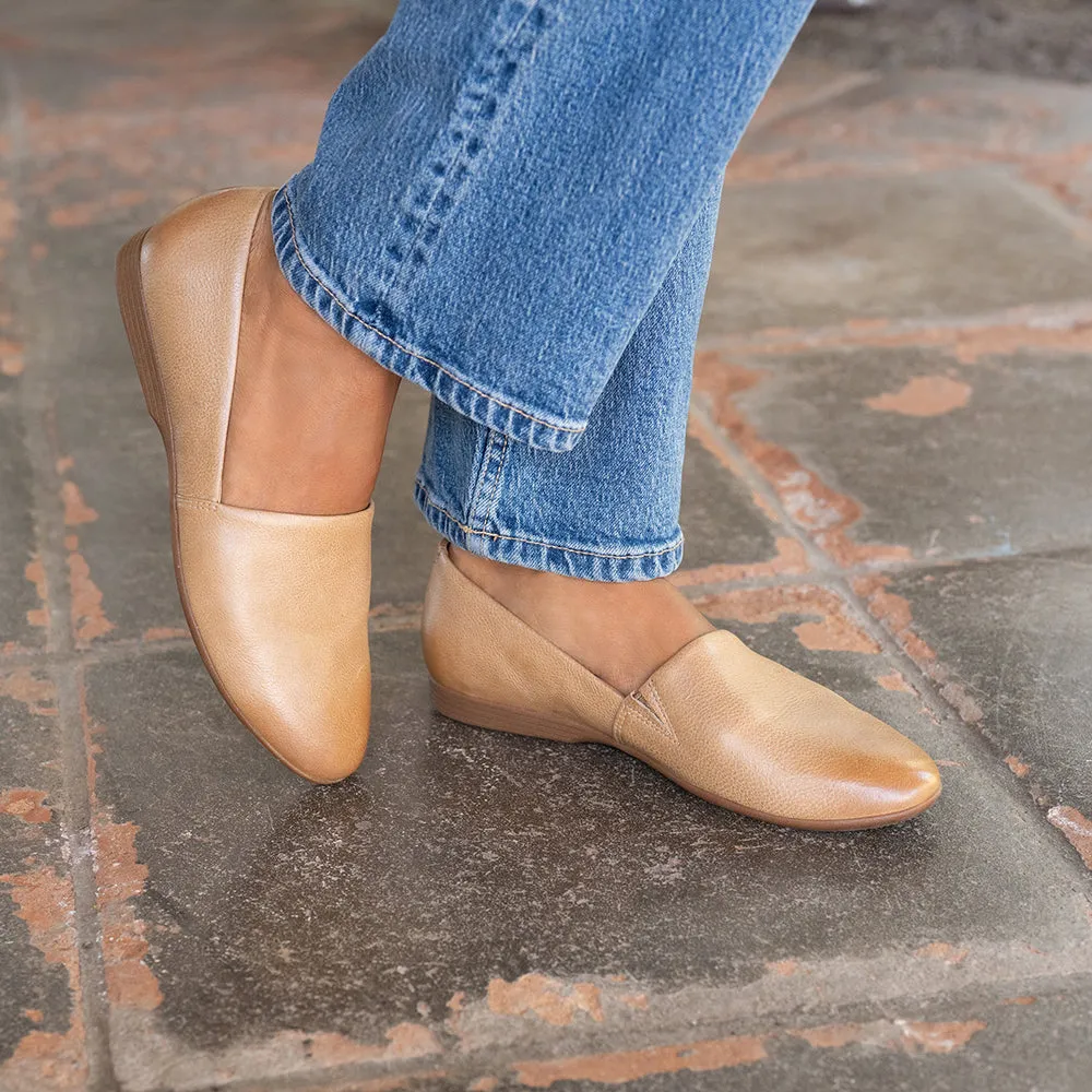 Larisa Pointed Toe Flat