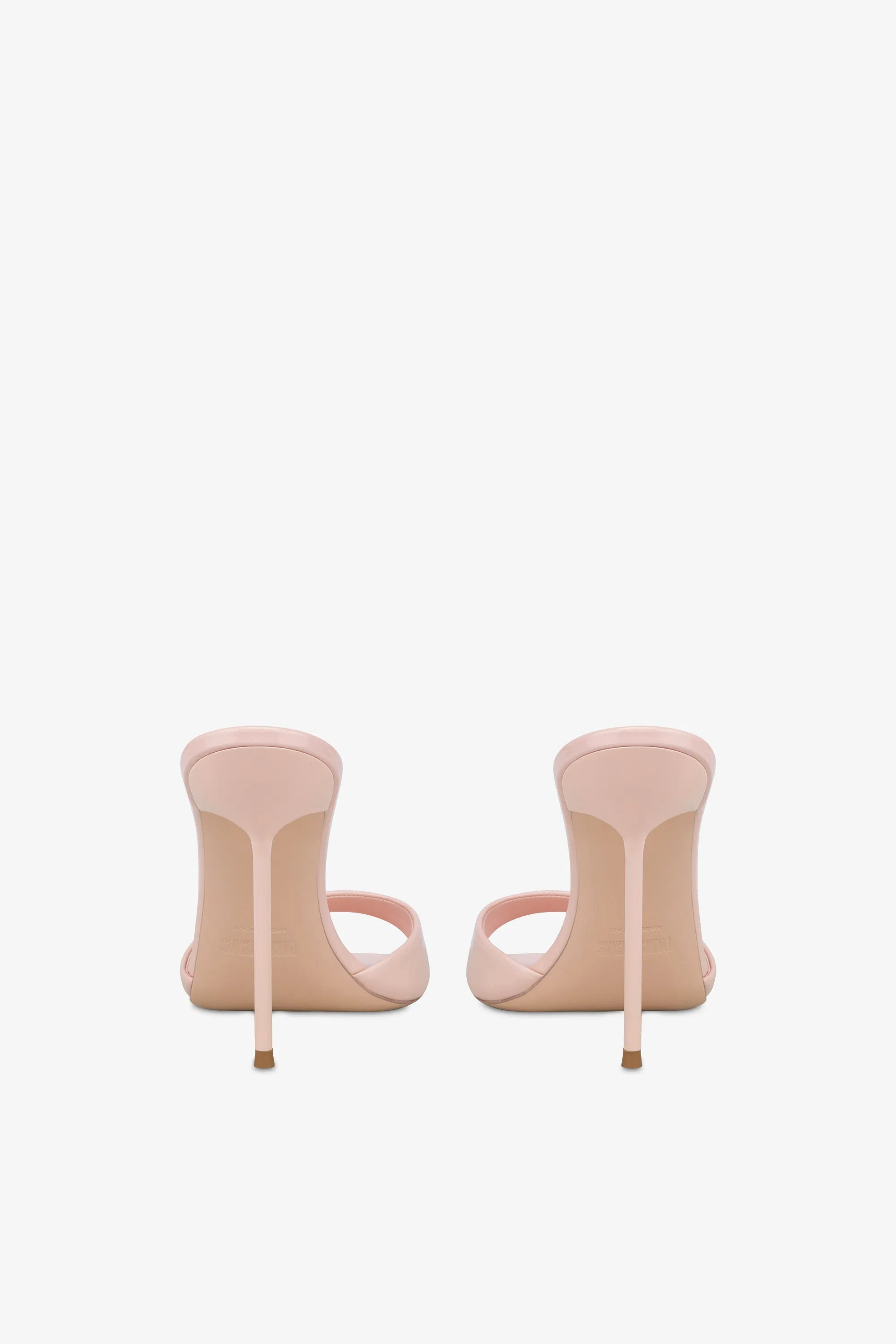 Mules in powder pink patent leather